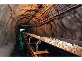 石灰石輸送 地下トンネルベルトコンベア